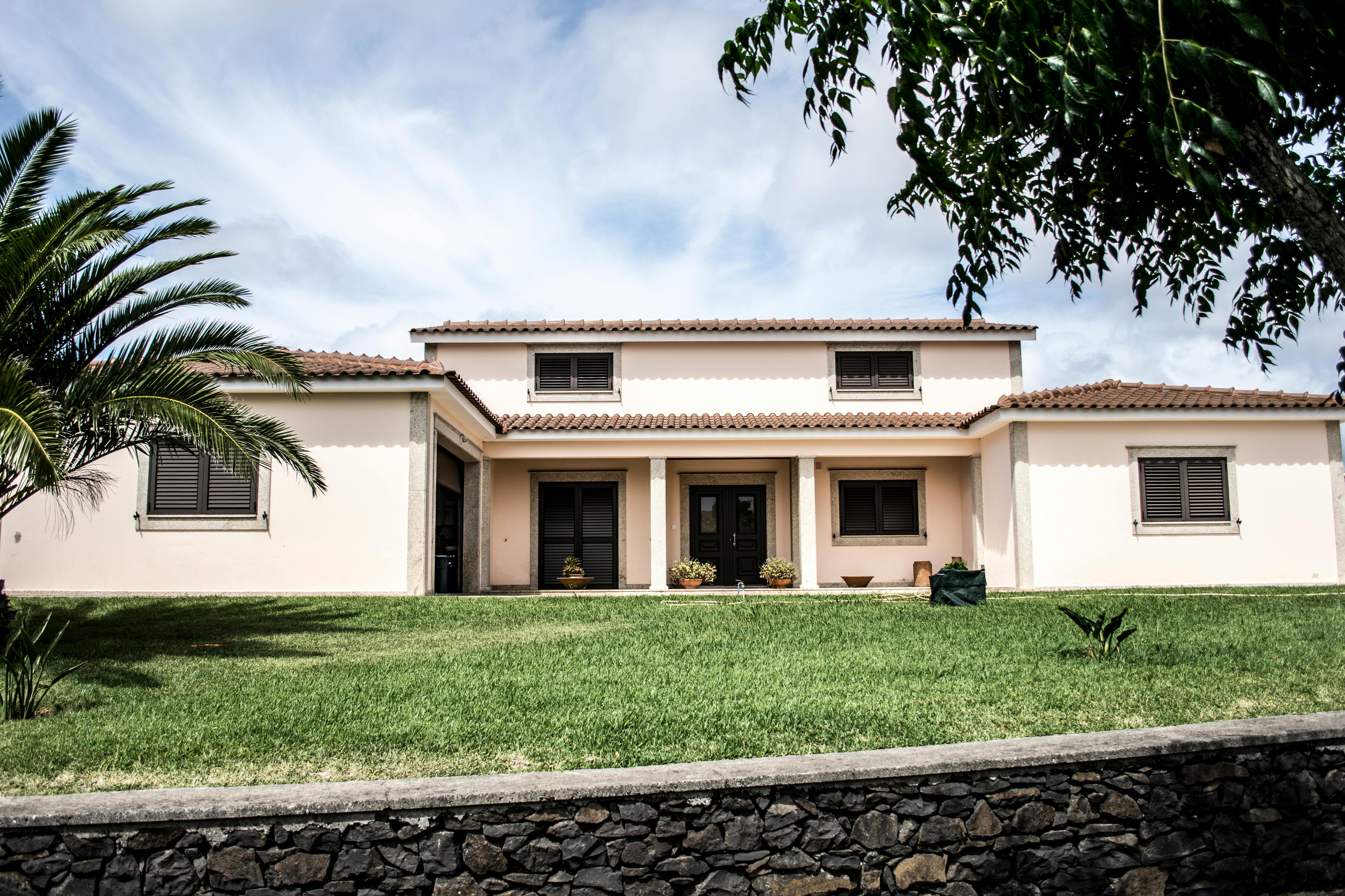 Casa contemporánea con acabados en teja y concreto