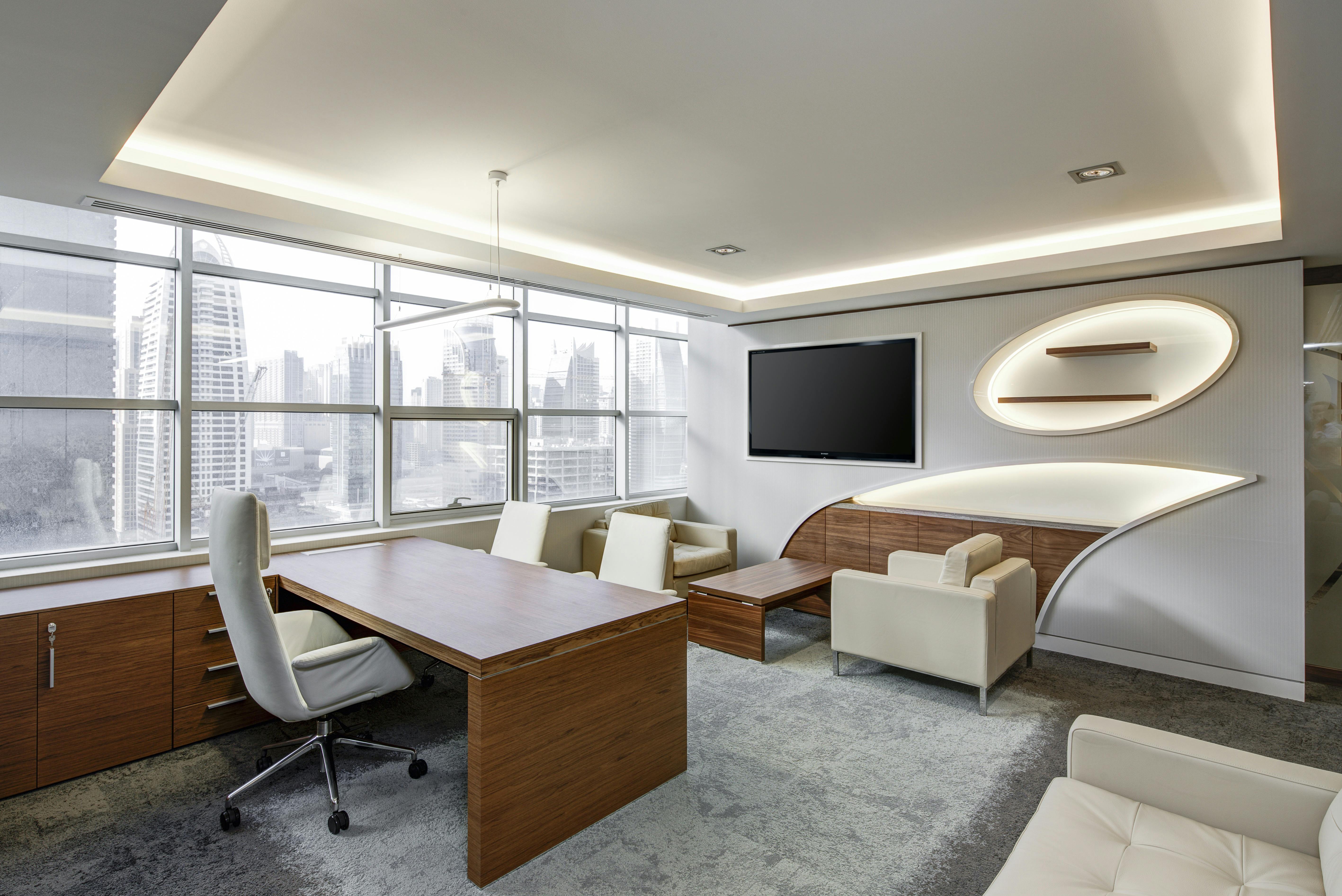 Espacio ejecutivo con diseño moderno, madera clara y luz natural