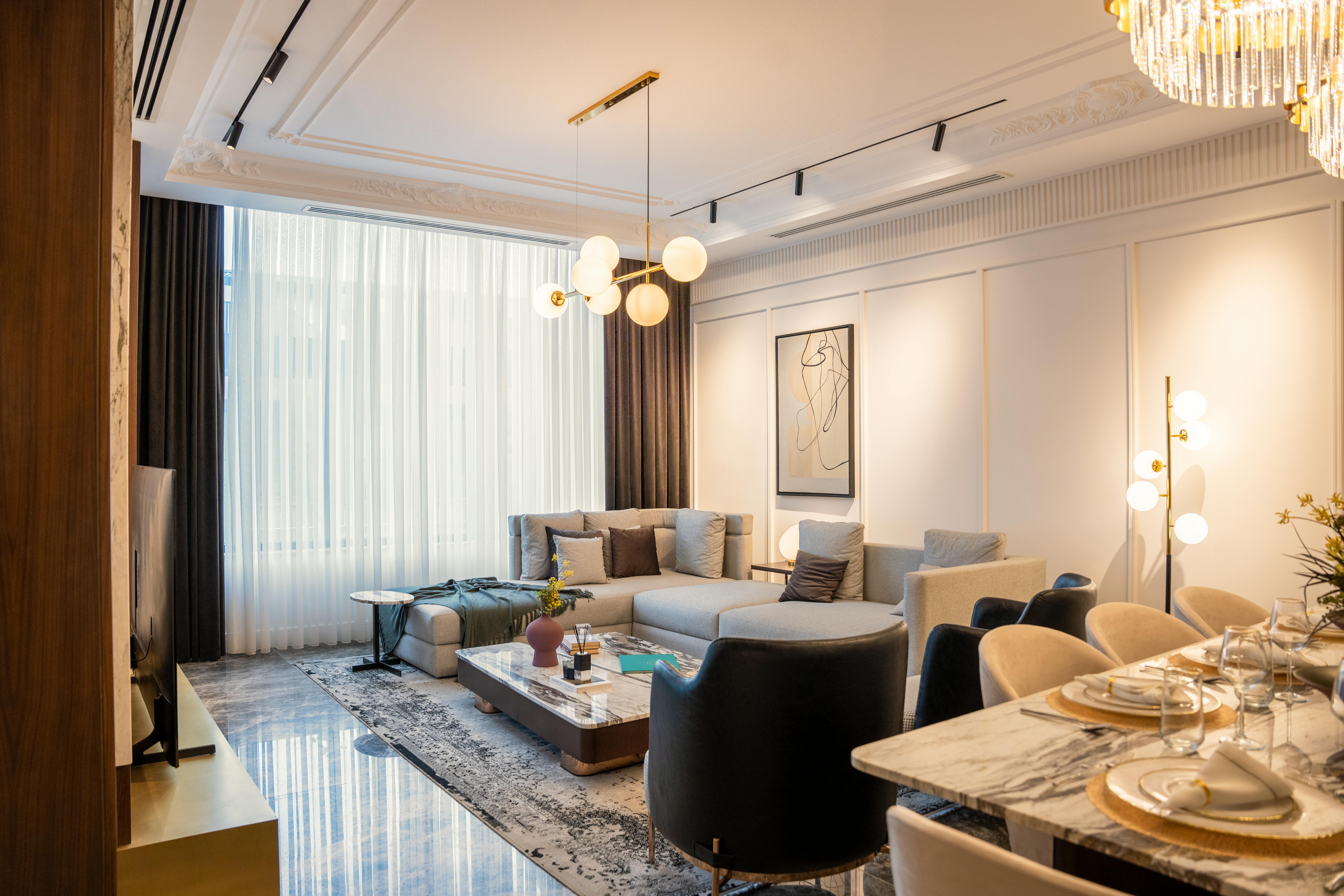 Sala-comedor elegante con mobiliario de lujo, textiles neutros y detalles modernos